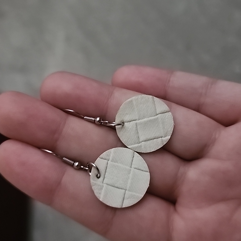 (92) Cream Dangle Earrings